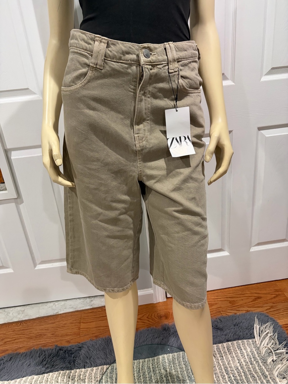 ZARA Women’s mid rise Bermuda signature denim/ olive kaki color/ Size 4